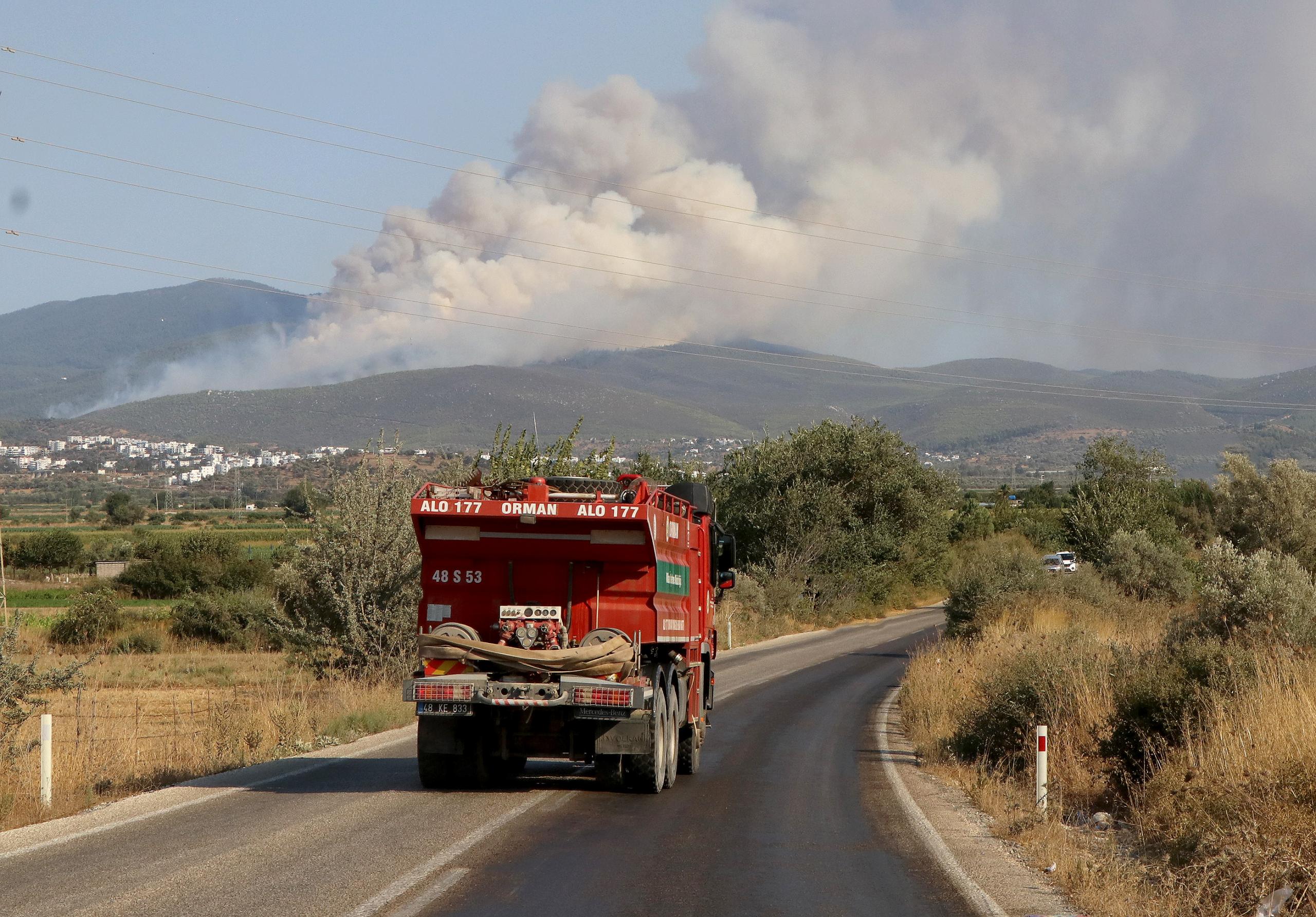 328 yangın, 813 hektarı kül etti